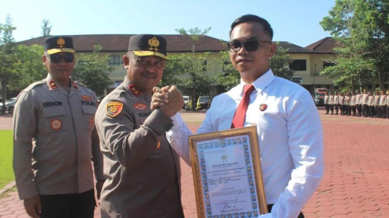 29 Personel Polda Sultra Terima Penghargaan atas Dedikasi dan Prestasi Gemilang 29 Personel Polda Sultra Terima Penghargaan atas Dedikasi dan Prestasi Gemilang