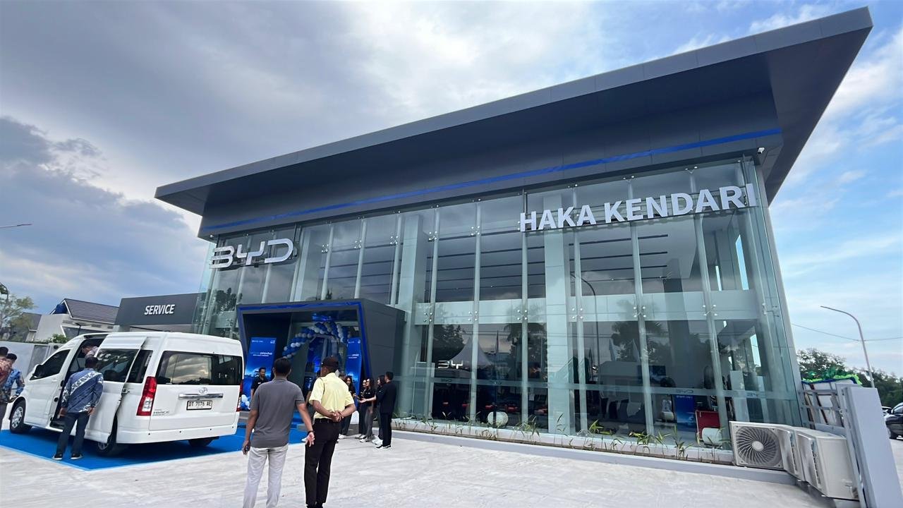BYD Haka Kendari Resmi Dibuka, Dorong Transisi Kendaraan Listrik di Sulawesi BYD Haka Kendari Resmi Dibuka, Dorong Transisi Kendaraan Listrik di Sulawesi