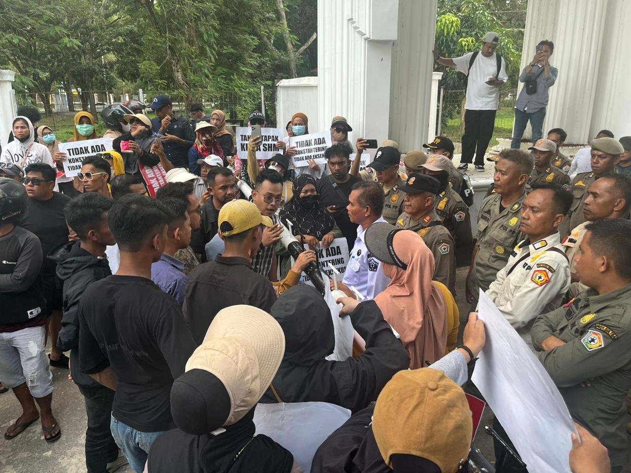 Warga Tapak Kuda Kendari Geruduk Kantor Gubernur dan Laporkan KSU Kopperson ke Polda Sultra Warga Tapak Kuda Kendari Geruduk Kantor Gubernur dan Laporkan KSU Kopperson ke Polda Sultra