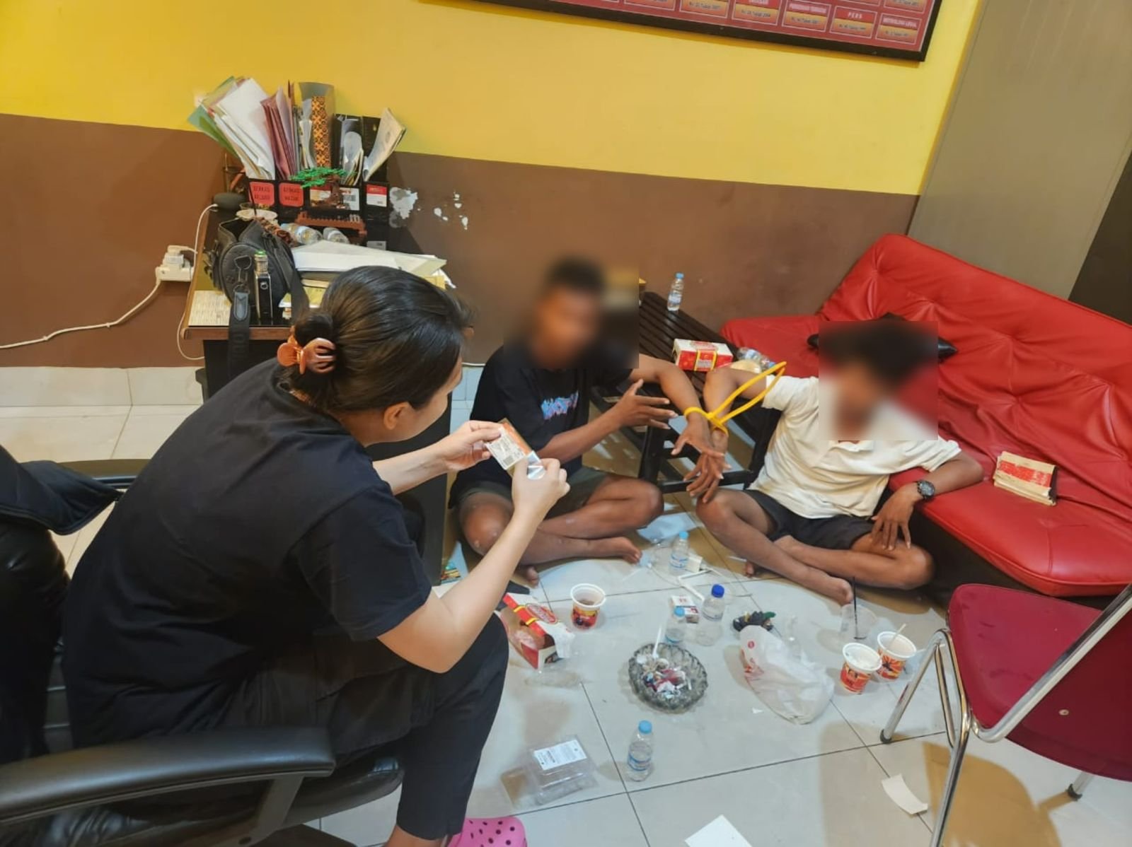 Markas Pembuatan SIM Palsu Digerebek Polres Kolaka, 2 Warga Bombana Diamankan Polisi Markas Pembuatan SIM Palsu Digerebek Polres Kolaka, 2 Warga Bombana Diamankan Polisi