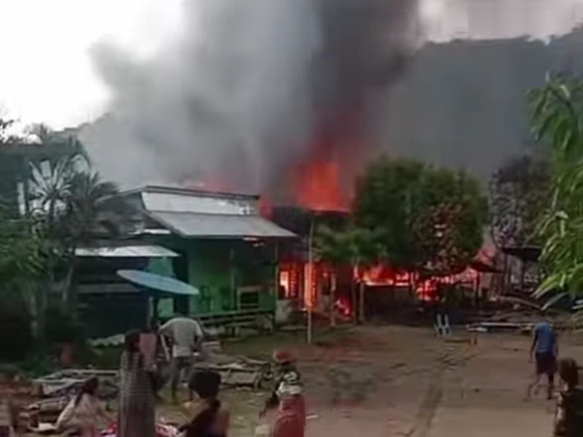 Korsleting Listrik dan Ledakan Gas Diduga Picu Kebakaran Hebat di Kolut, 4 Rumah Hangus Korsleting Listrik dan Ledakan Gas Diduga Picu Kebakaran Hebat di Kolut, 4 Rumah Hangus