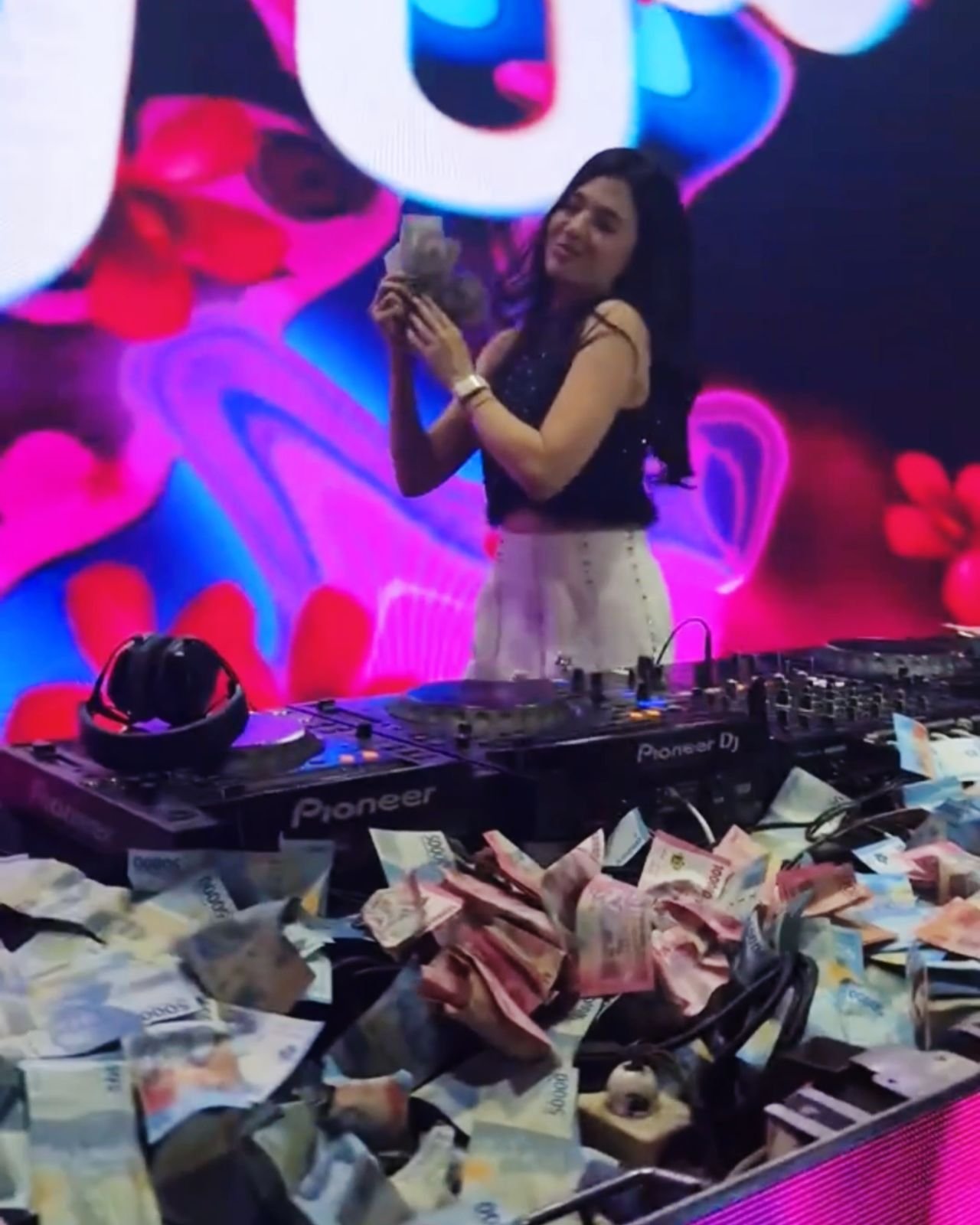 DJ Una Dapat Saweran dari Penonton saat Manggung di Kendari DJ Una Dapat Saweran dari Penonton saat Manggung di Kendari