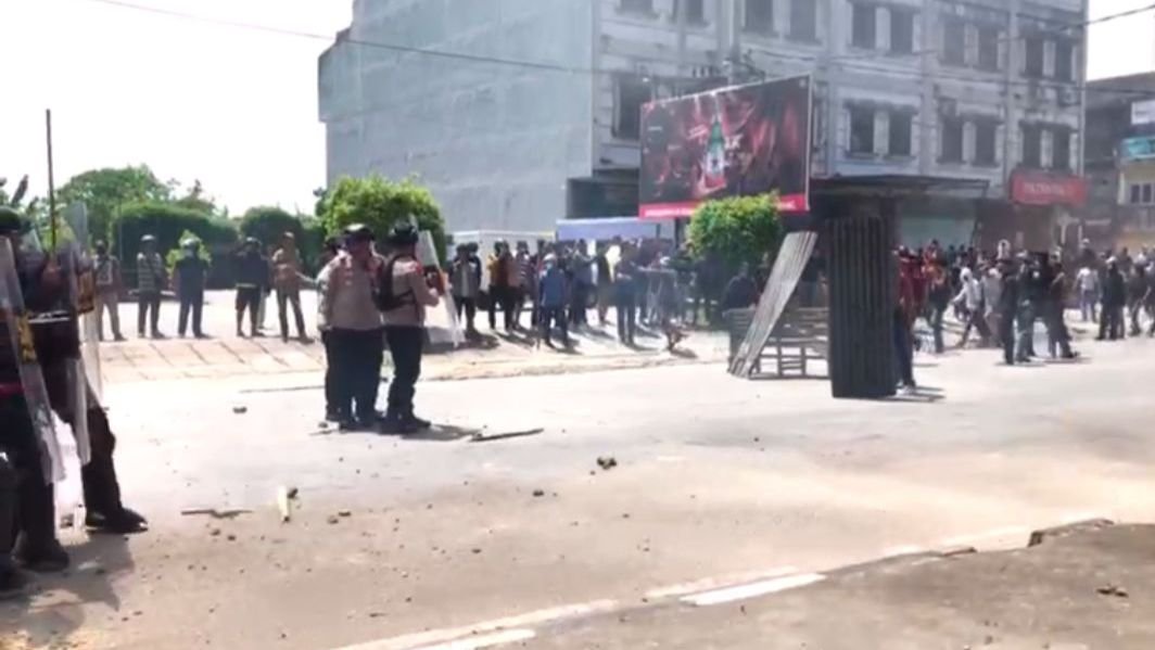 Aksi Penolakan Konstatering Lahan Eks PGSD di Kendari Diwarnai Lemparan Batu, Warga Blokade Aksi Penolakan Konstatering Lahan Eks PGSD di Kendari Diwarnai Lemparan Batu, Warga Blokade