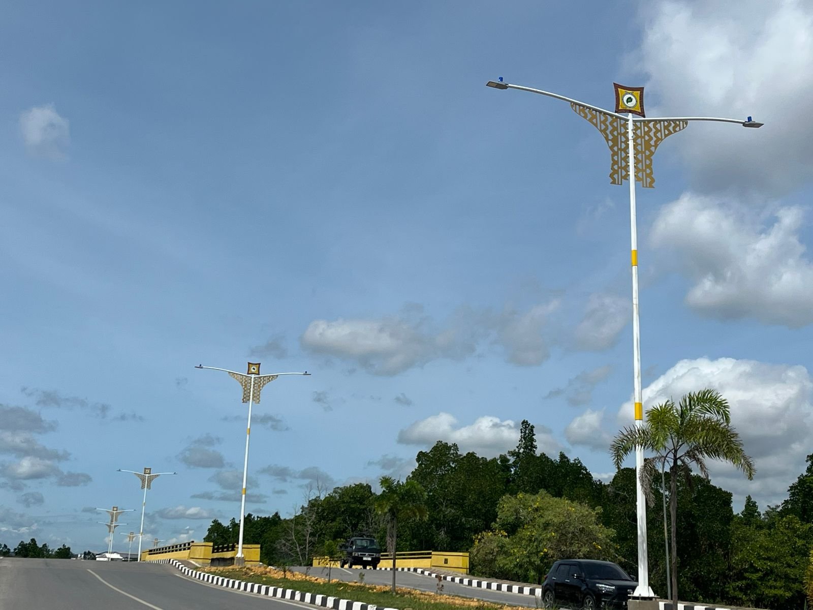 Inner Ring Road Kendari Dipasang 101 Tiang Lampu, Siap Menyala Desember 2025 Inner Ring Road Kendari Dipasang 101 Tiang Lampu, Siap Menyala Desember 2025