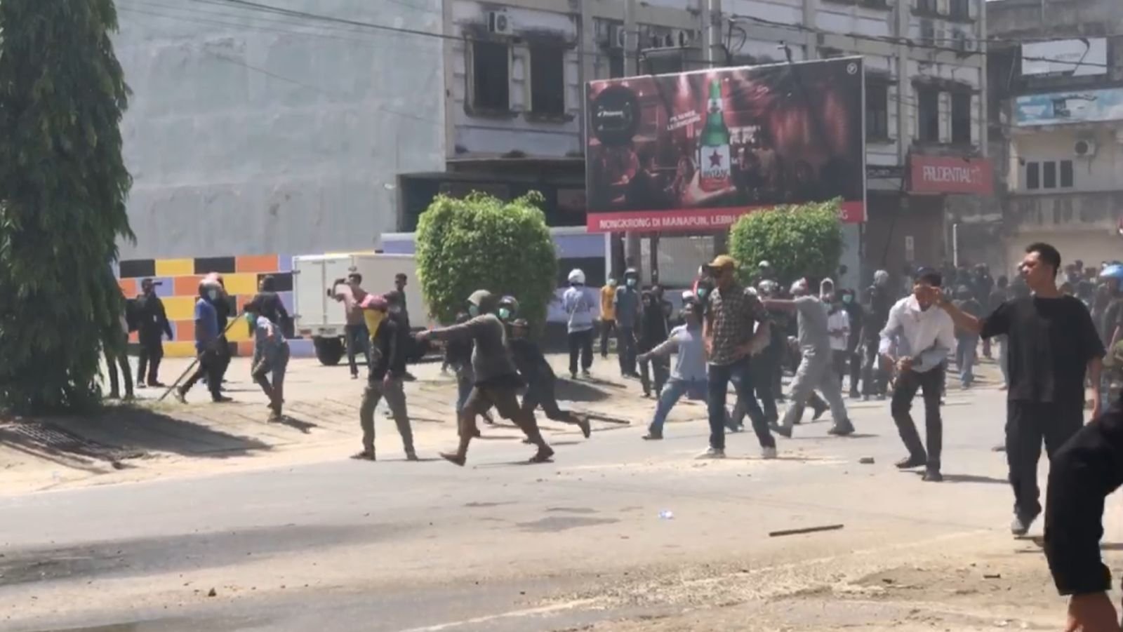 10 Demonstran Jadi Tersangka dalam Aksi Ricuh Konstatering Lahan Eks PGSD Kendari 10 Demonstran Jadi Tersangka dalam Aksi Ricuh Konstatering Lahan Eks PGSD Kendari