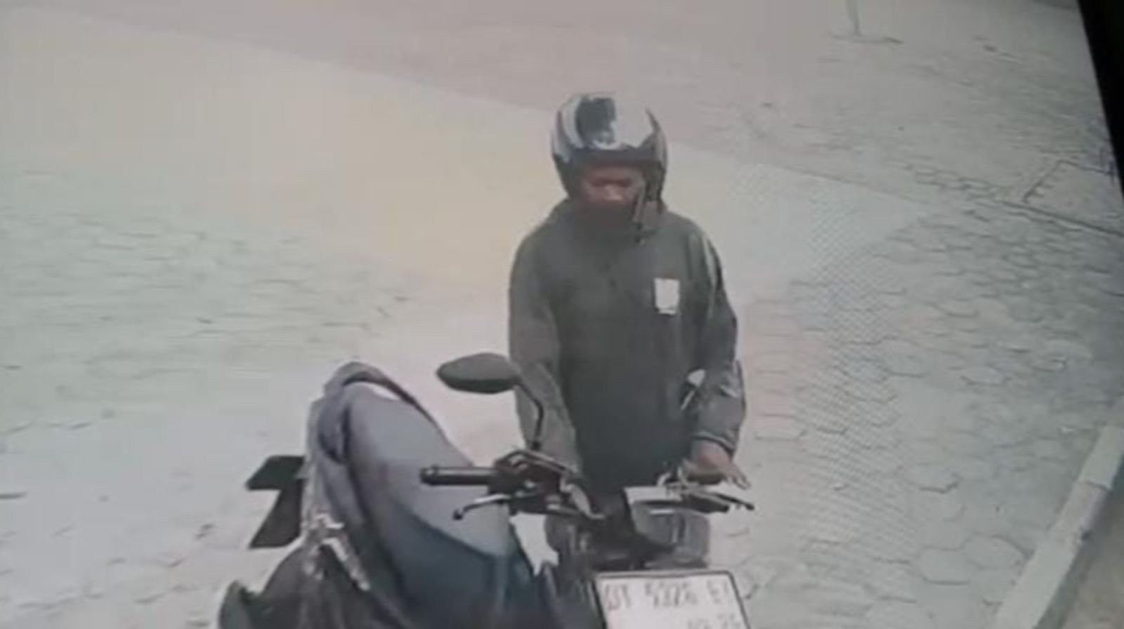 Motor Petugas Kebersihan Digasak Maling di SDN 51 Kendari, Pelaku Terekam CCTV Motor Petugas Kebersihan Digasak Maling di SDN 51 Kendari, Pelaku Terekam CCTV