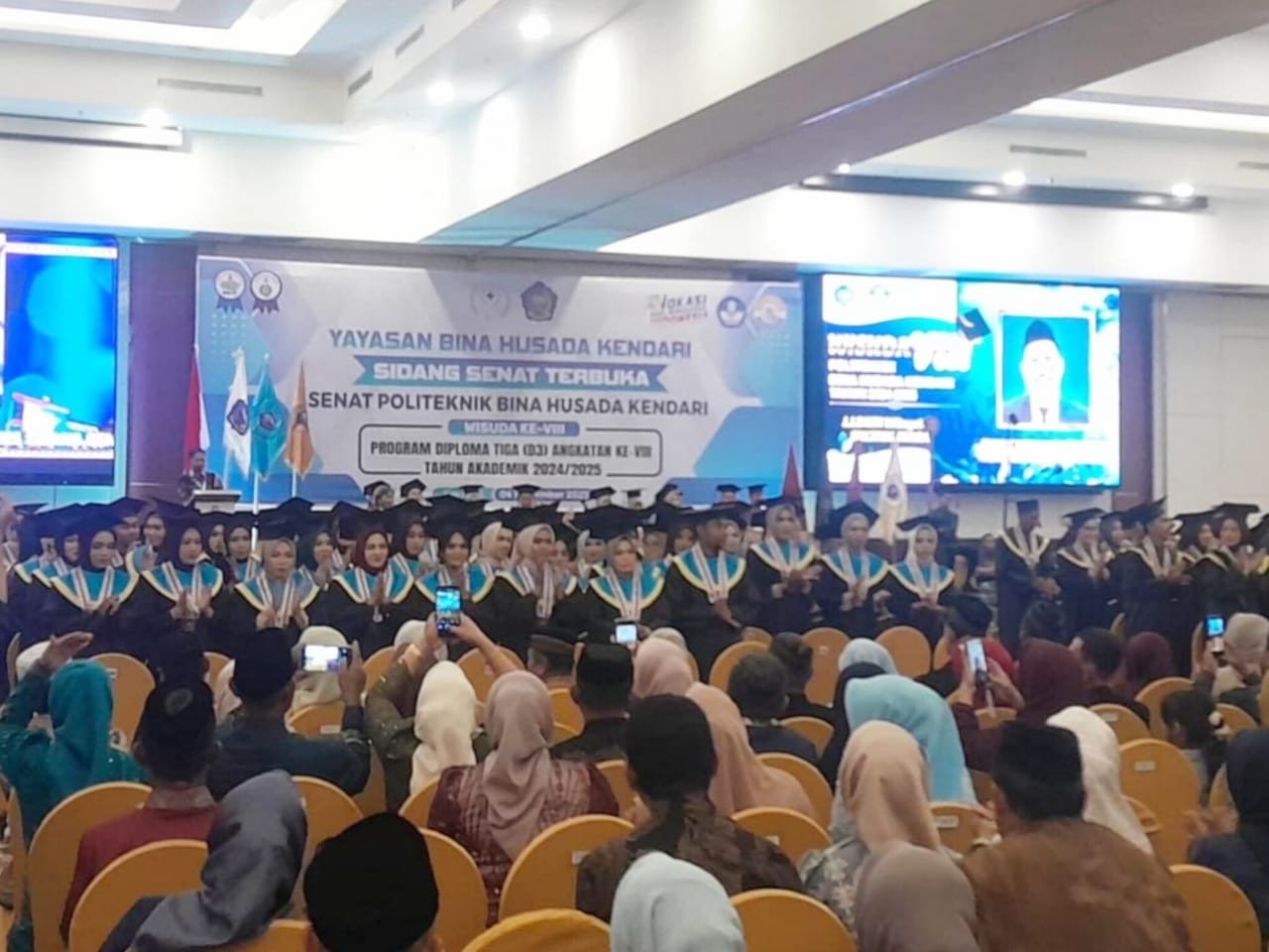 172 Lulusan Politeknik Bina Husada Kendari Resmi Dikukuhkan dalam Wisuda ke-VIII 172 Lulusan Politeknik Bina Husada Kendari Resmi Dikukuhkan dalam Wisuda ke-VIII