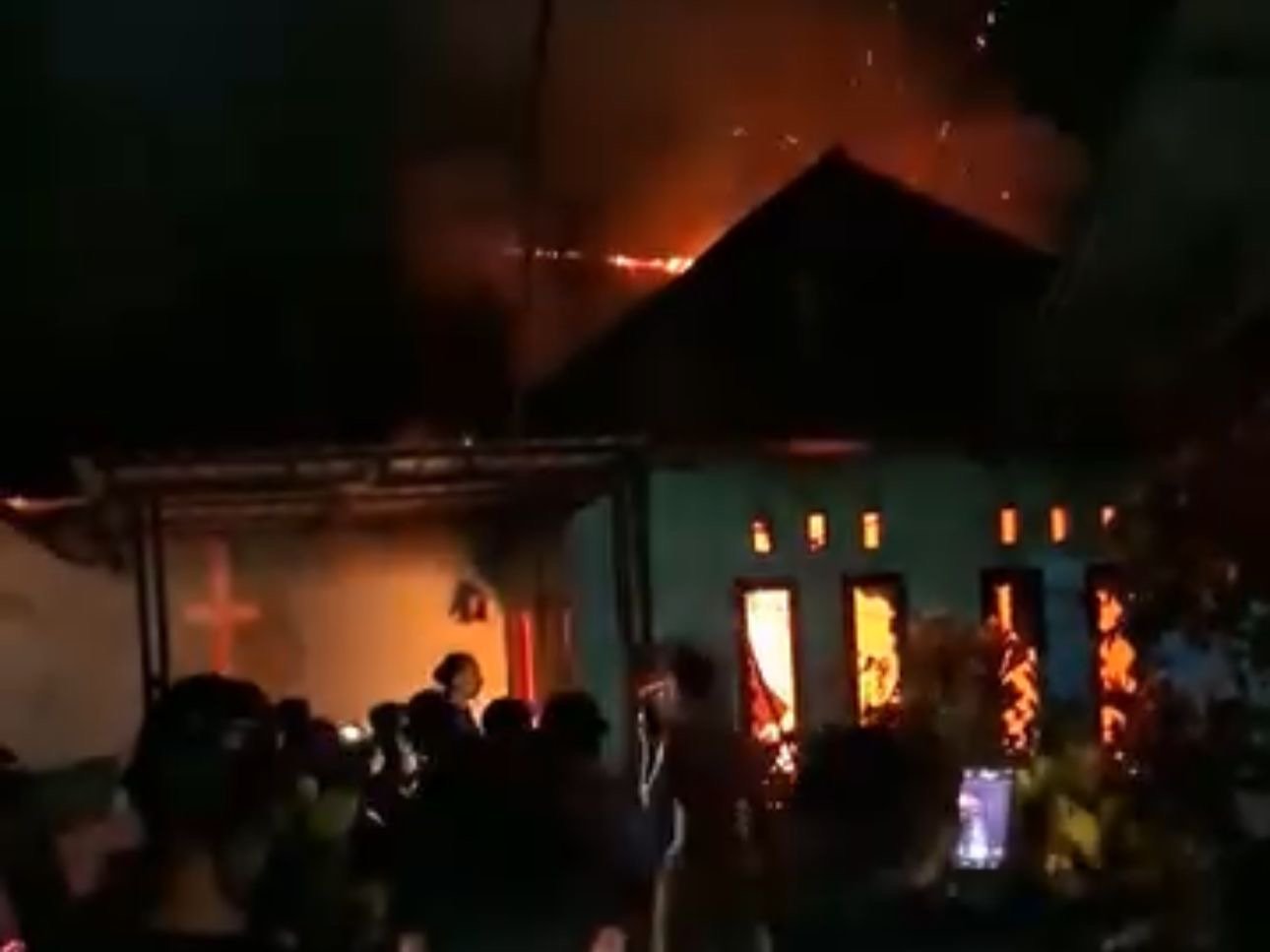 ODGJ Diduga Bakar Rumah Orang Tuanya di Puuwatu Kendari ODGJ Diduga Bakar Rumah Orang Tuanya di Puuwatu Kendari