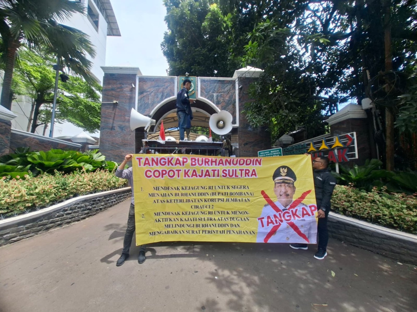 Bupati Bombana Korupsi Proyek Jembatan Cirauci II di Butur, tetapi Tak Ditangkap Bupati Bombana Korupsi Proyek Jembatan Cirauci II di Butur, tetapi Tak Ditangkap