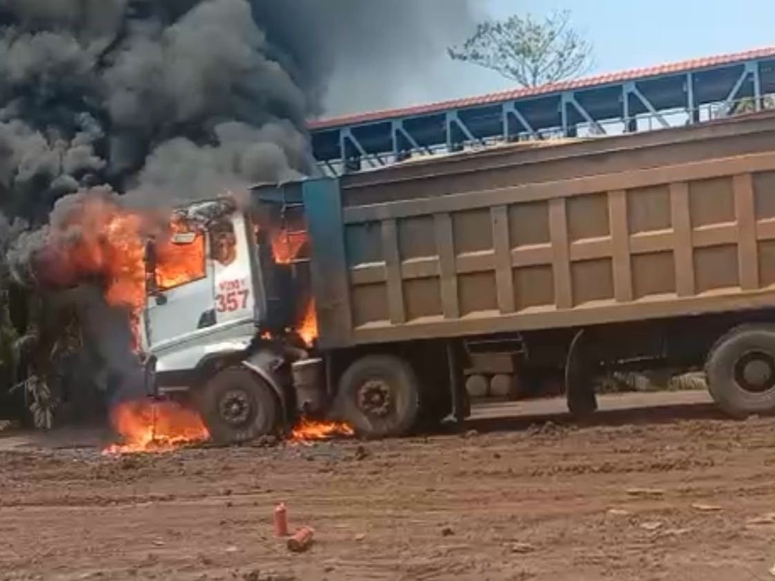 Truk Batu Bara PT VDNI Konawe Terbakar, Sopir Lompat Selamatkan Diri Truk Batu Bara PT VDNI Konawe Terbakar, Sopir Lompat Selamatkan Diri