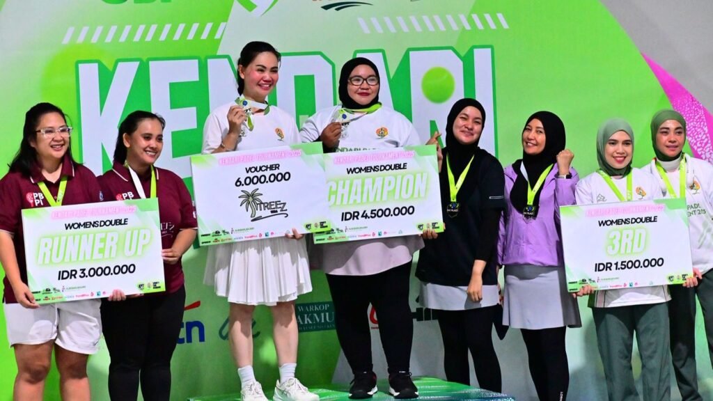 Podium juara Kendari Padel Tournament (KPT) pada nomor Women’s Double yang digelar di Lapangan HIPI, Jalan Buburanda, Kelurahan Korumba, Kecamatan Mandonga, Kota Kendari, Sulawesi Tenggara (Sultra).