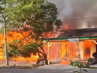 Rumah Kayu Tingkat 2 Terbakar Hebat di Kolut