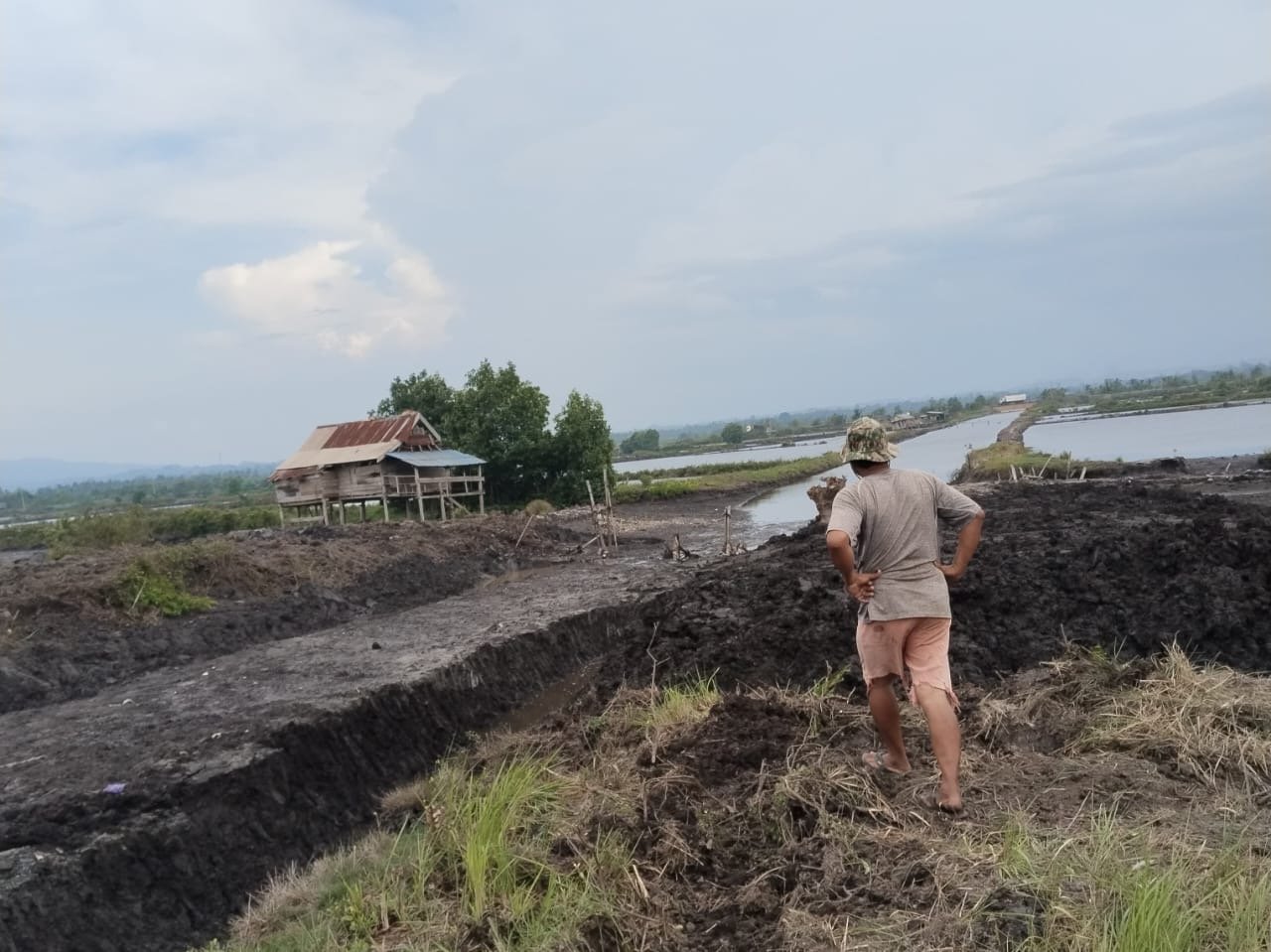 Tumpukan FABA Amblas, Sungai dan Tambak di Konawe Dipenuhi Lumpur Tumpukan FABA Amblas, Sungai dan Tambak di Konawe Dipenuhi Lumpur