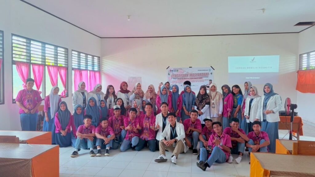 Mahasiswa Program Studi Pendidikan Profesi Apoteker (PSPPA) Angkatan 14 Universitas Halu Oleo (UHO) Kendari menggelar sosialisasi pemilihan kosmetik yang baik dan aman di SMKN 5 Kendari.