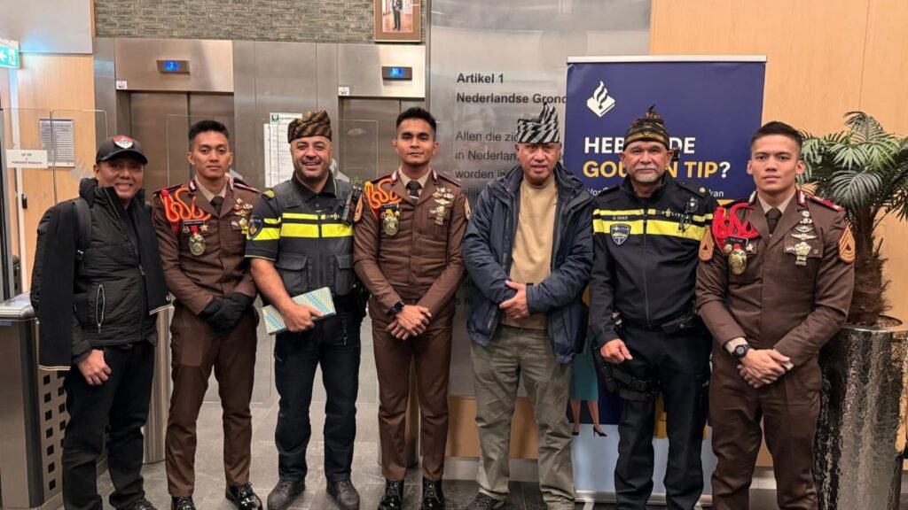 Taruna Akademi Kepolisian (Akpol) asal Kabupaten Muna, Rahmad (empat dari kiri), saat memperkenalkan kampurui di Akademi Kepolisian Belanda.