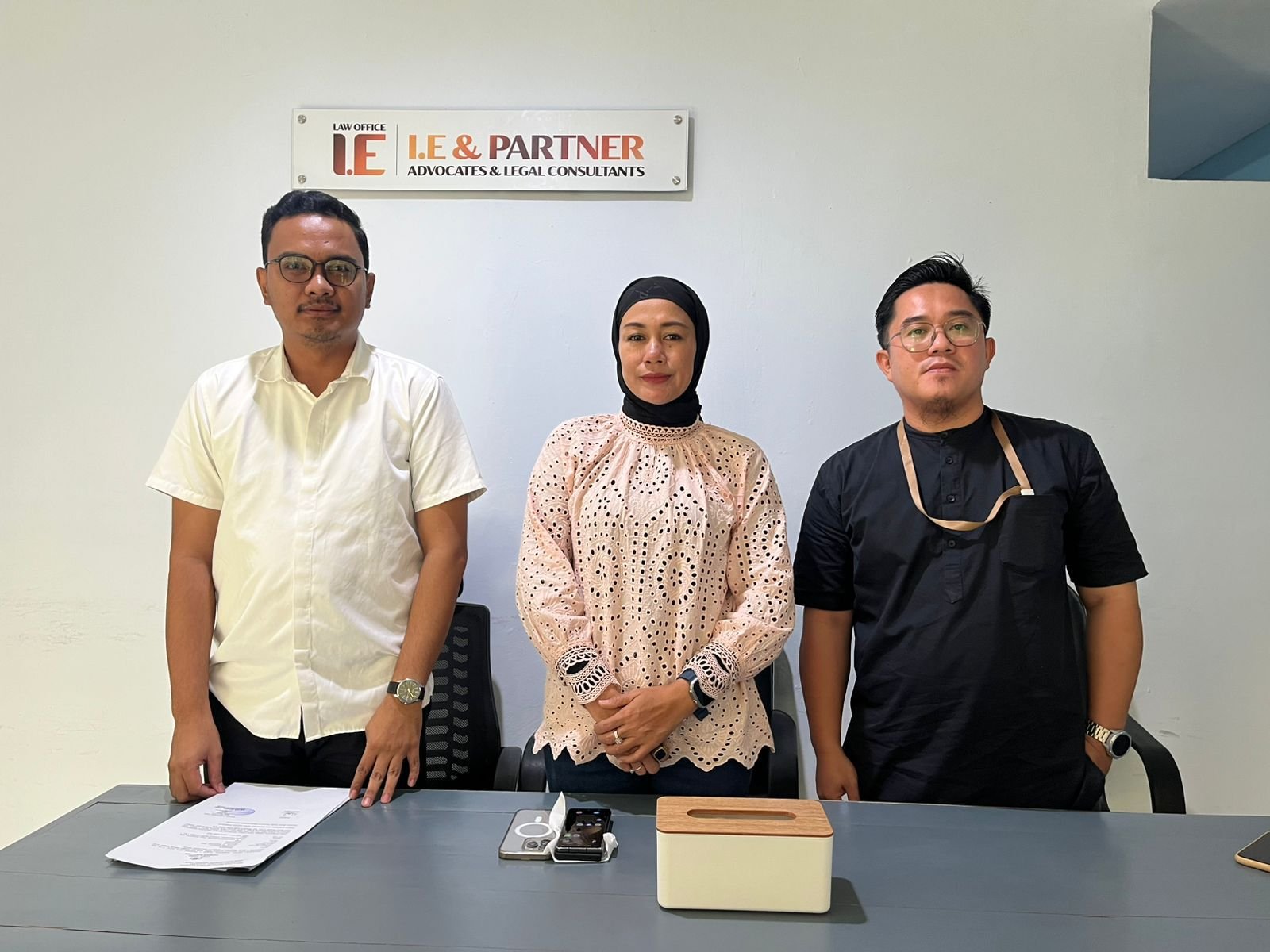 Wanita yang Bawa Karangan Bunga Berisi Kalimat Hinaan Minta Maaf ke STIE 66 Kendari Wanita yang Bawa Karangan Bunga Berisi Kalimat Hinaan Minta Maaf ke STIE 66 Kendari