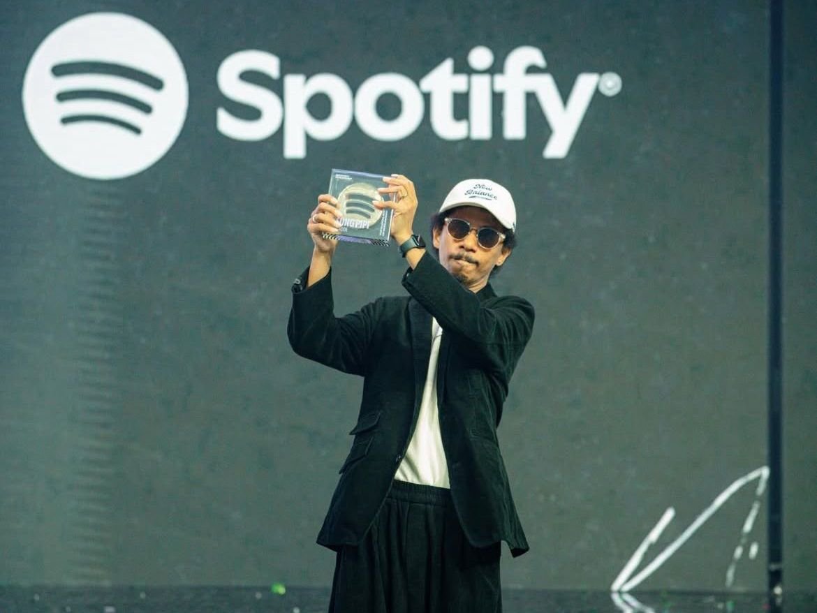 Lagu Lesung Pipi Karya Musisi Sultra, Raim Laode Sabet Penghargaan di Spotify Wrapped Live 2025 Lagu Lesung Pipi Karya Musisi Sultra, Raim Laode Sabet Penghargaan di Spotify Wrapped Live 2025