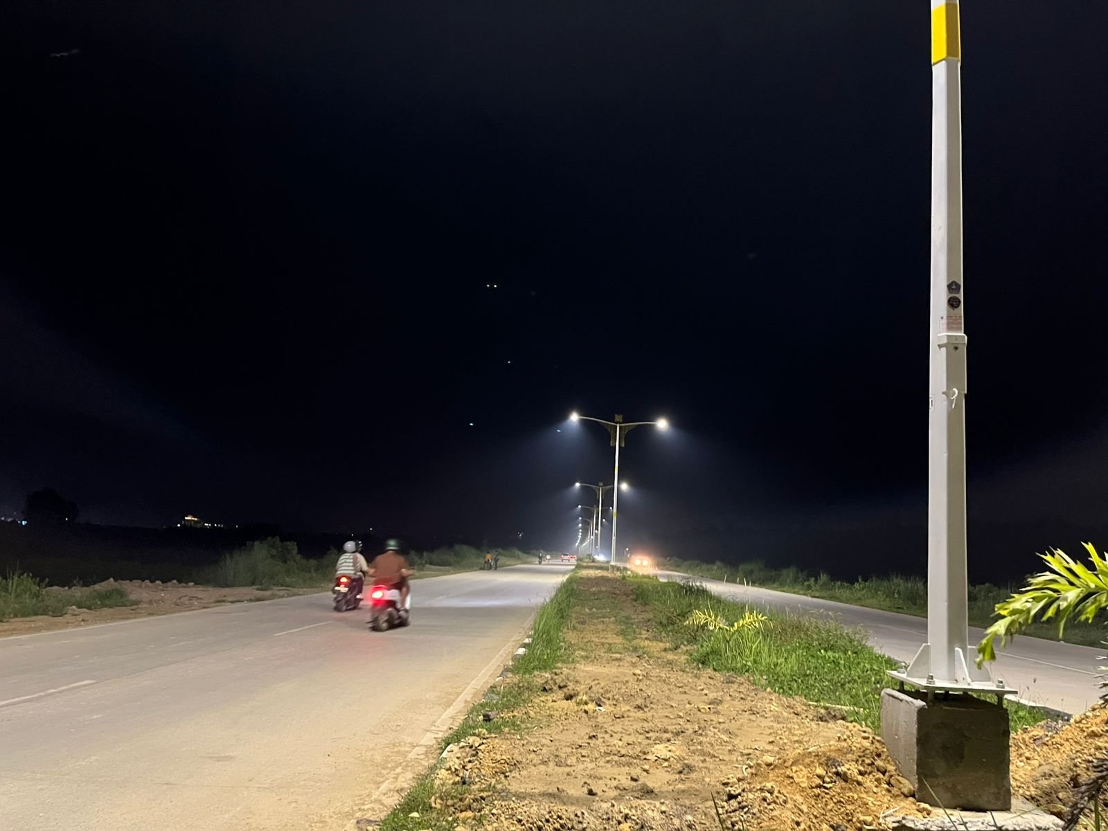 Inner Ring Road Kendari Kini Terang, Lampu Jalan Mulai Menyala Inner Ring Road Kendari Kini Terang, Lampu Jalan Mulai Menyala