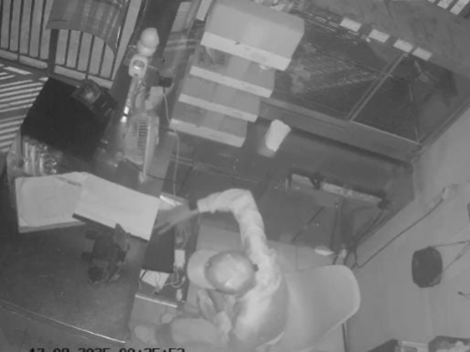 Maling di Kendari Terekam CCTV Gasak HP dan Tablet Milik Rumah Makan Maling di Kendari Terekam CCTV Gasak HP dan Tablet Milik Rumah Makan