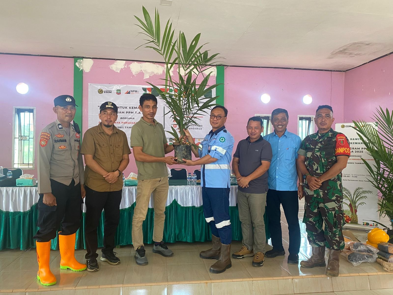 PT NPM Dorong Kemandirian Ekonomi dengan Pemberian Bantuan Bibit Sawit PT NPM Dorong Kemandirian Ekonomi dengan Pemberian Bantuan Bibit Sawit