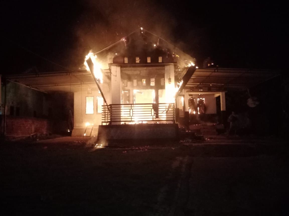 Rumah Anggota Polisi di Puriala Konawe Ludes Terbakar, Kerugian Ditaksir Rp200 Juta Rumah Anggota Polisi di Puriala Konawe Ludes Terbakar, Kerugian Ditaksir Rp200 Juta