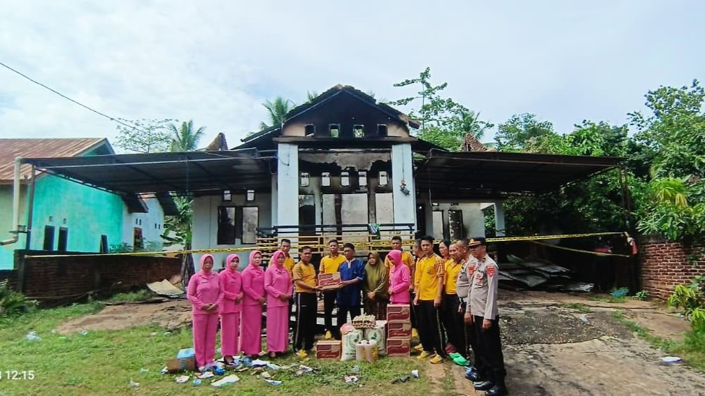 Polres Konawe Salurkan Bantuan ke Rumah Anggota Polisi Konut yang Terbakar di Puriala Polres Konawe Salurkan Bantuan ke Rumah Anggota Polisi Konut yang Terbakar di Puriala