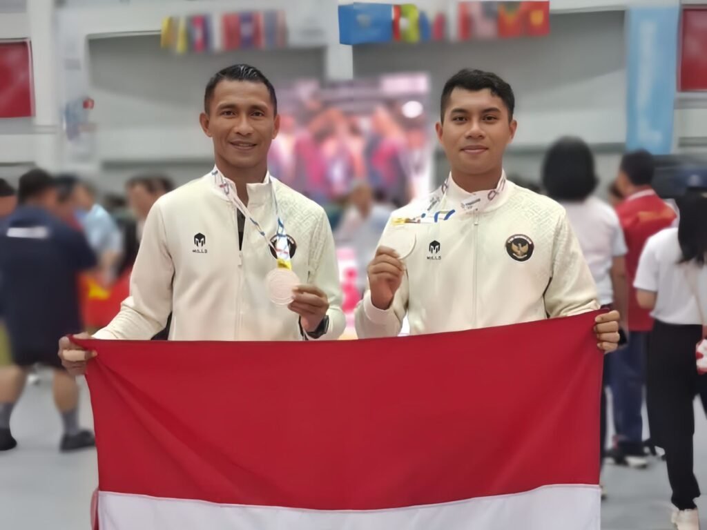 Atlet teqball asal Kota Baubau, Sulawesi Tenggara (Sultra), Husni Uba (kiri) dan La Ode Mardan (kanan) usai meraih perak pada SEA Games Thailand 2025.