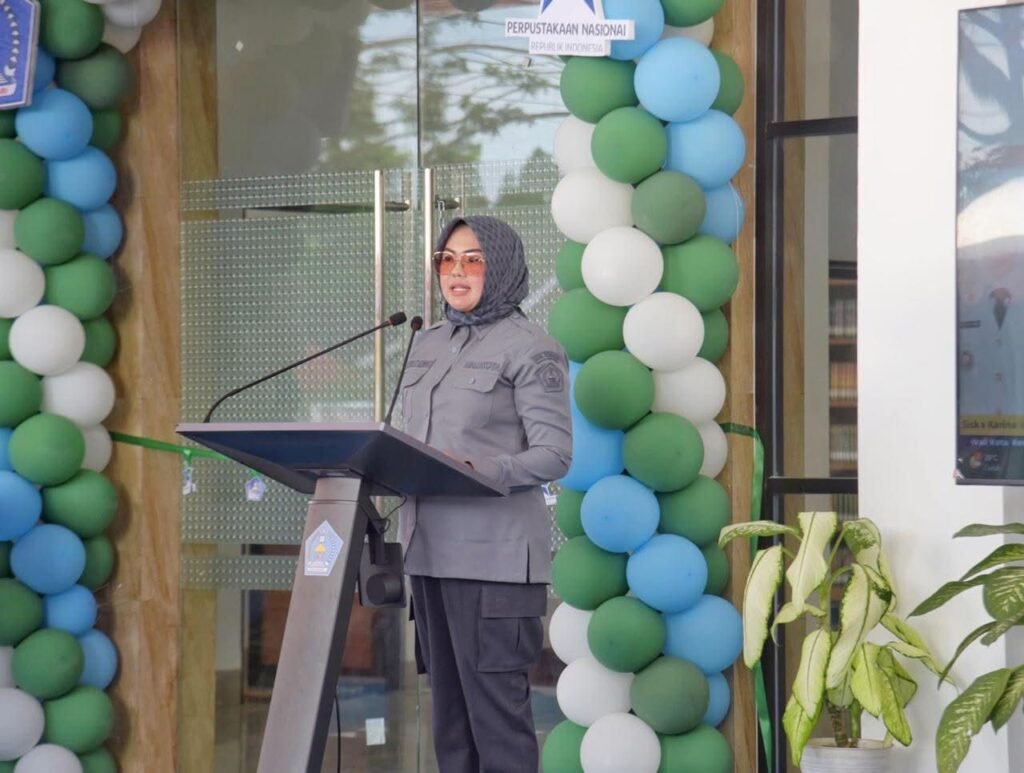 Wali Kota Kendari, Siska Karina Imran saat meresmikan di Gedung Layanan Perpustakaan Umum Daerah Kota Kendari.