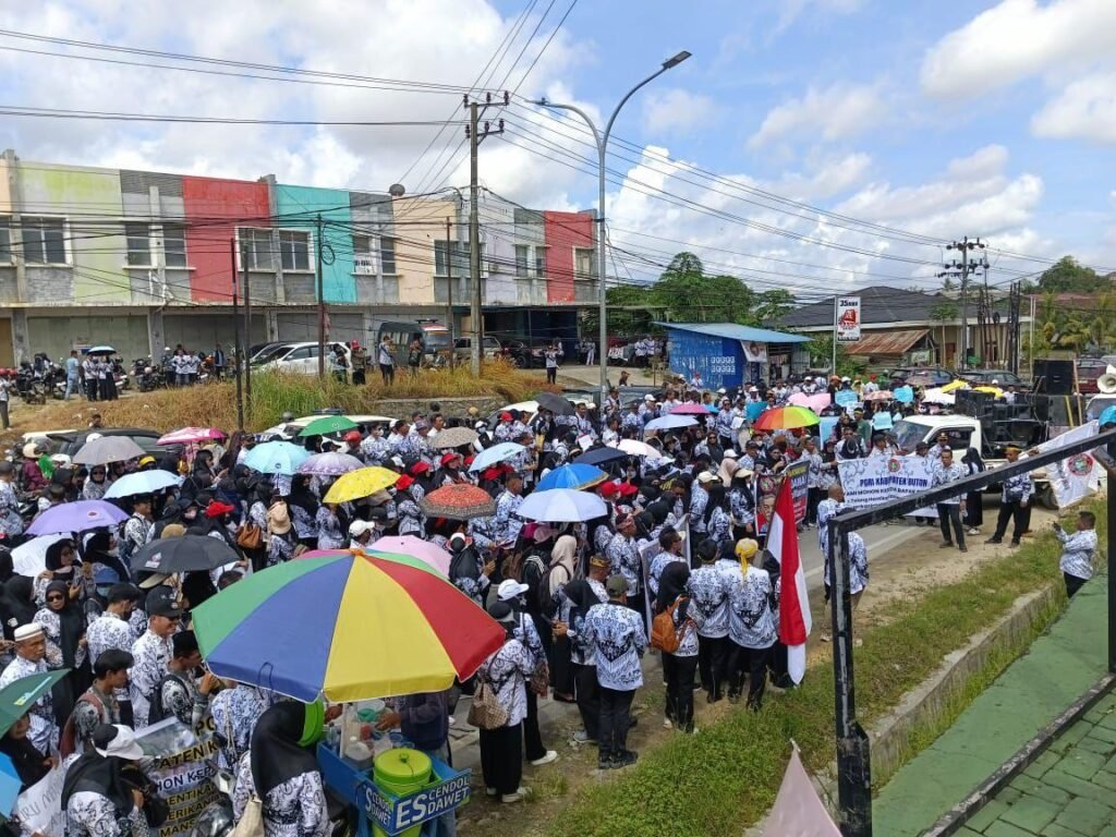 Ratusan guru dan anggota PGRI Sultra saat melakukan aksi dukungan dan solidaritas terhadap terdakwa Mansur.
