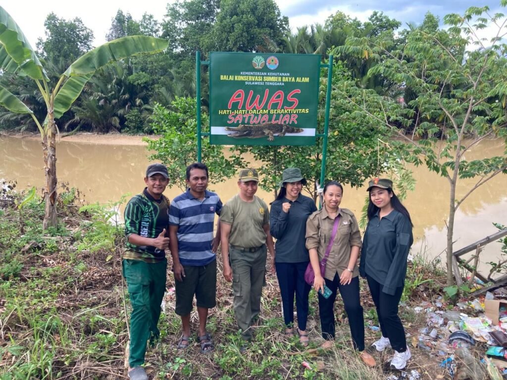 BKSDA Sultra saat melakukan pemasangan papan imbauan terkait keberadaan satwa liar di bantaran sungai Jembatan Pasar Baru, Kelurahan Lalolara, Kecamatan Kambu, Kota Kendari.