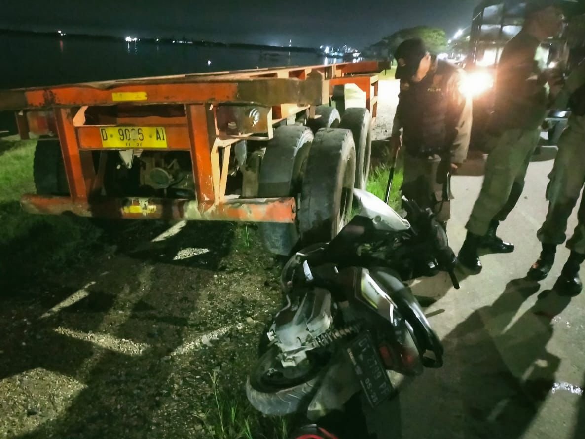 Pengendara Motor Perempuan Tabrak Kereta Tempelan Truk Parkir di Kendari, Satu Orang Luka Pengendara Motor Perempuan Tabrak Kereta Tempelan Truk Parkir di Kendari, Satu Orang Luka