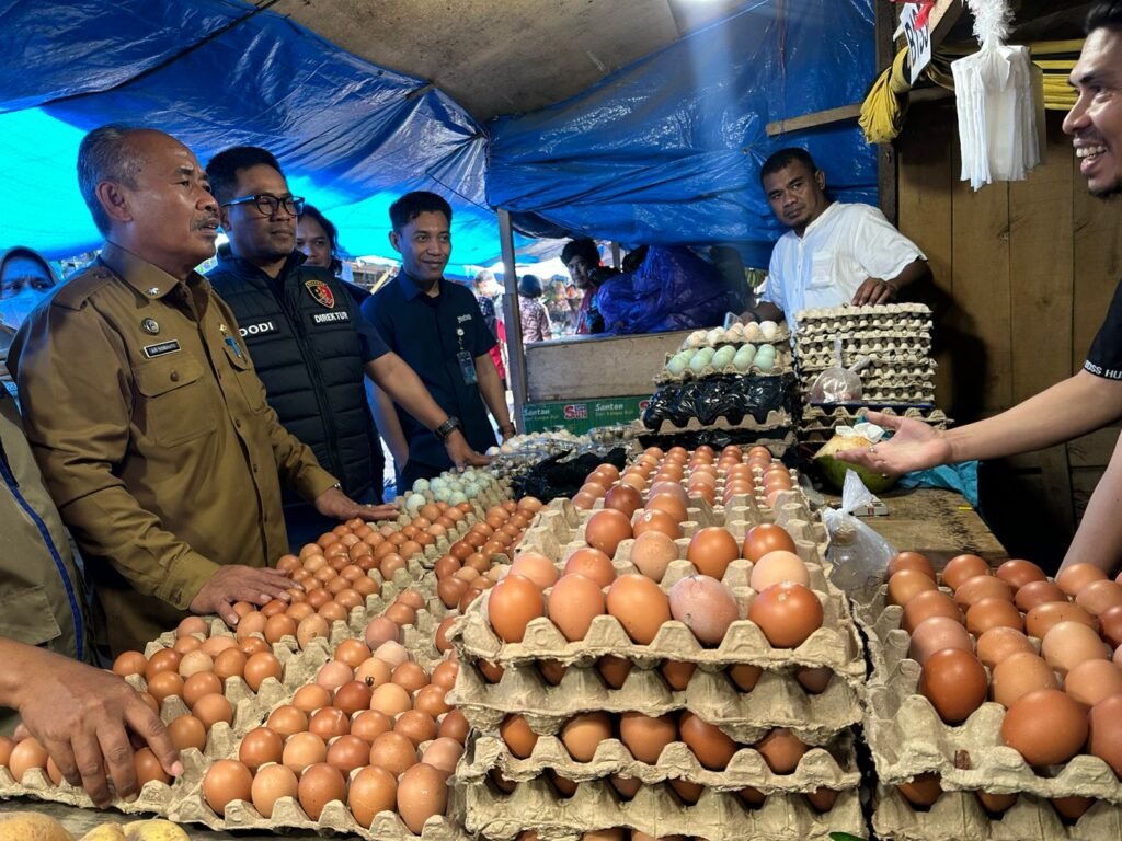 Satgas Pangan Sultra saat melakukan pengecekan harga dan ketersediaan sembilan bahan pokok (sembako) di pasar tradisional dan ritel modern di Kota Kendari.