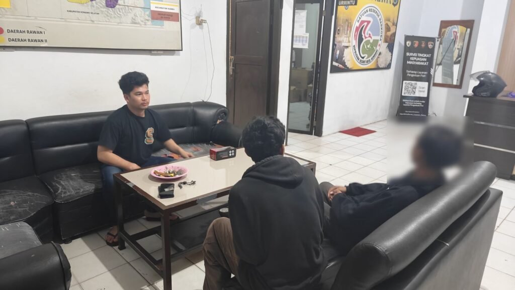 Dua pemuda berinisial LZA (25) dan HLR (24) yang diamankan polisi usai terciduk pesan narkotika jenis sinte lewat media sosial di Kota Kendari.