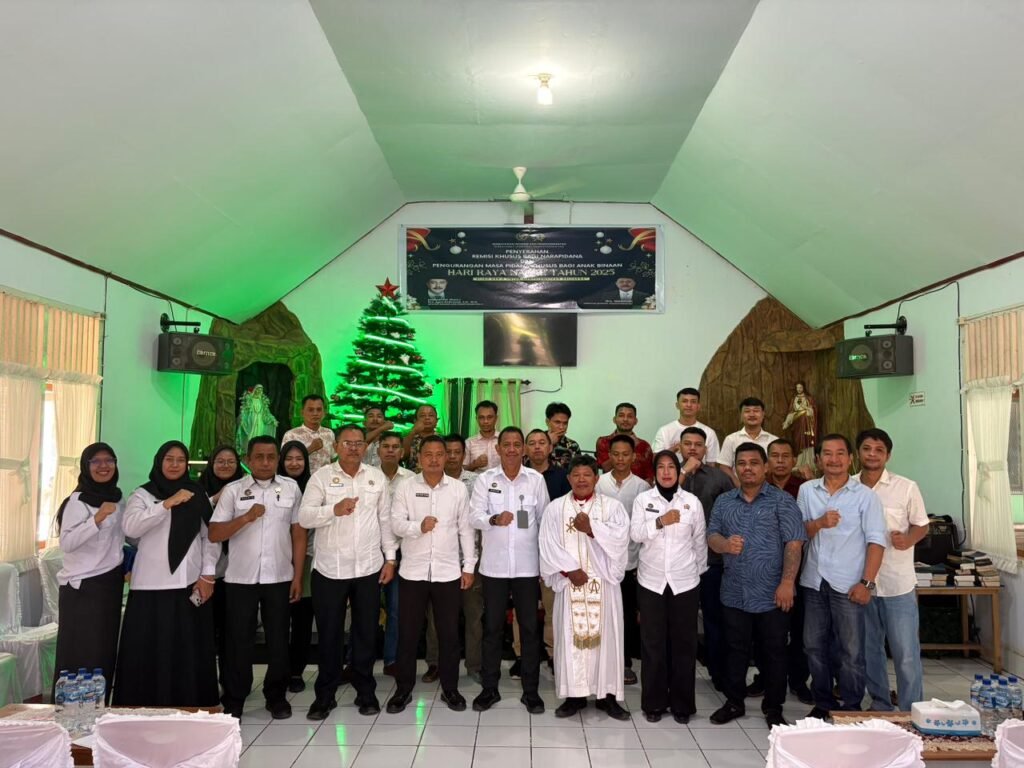 Suasana penyerahan SK Remisi Khusus Natal 2025 di Lapas Kelas IIA Kendari.