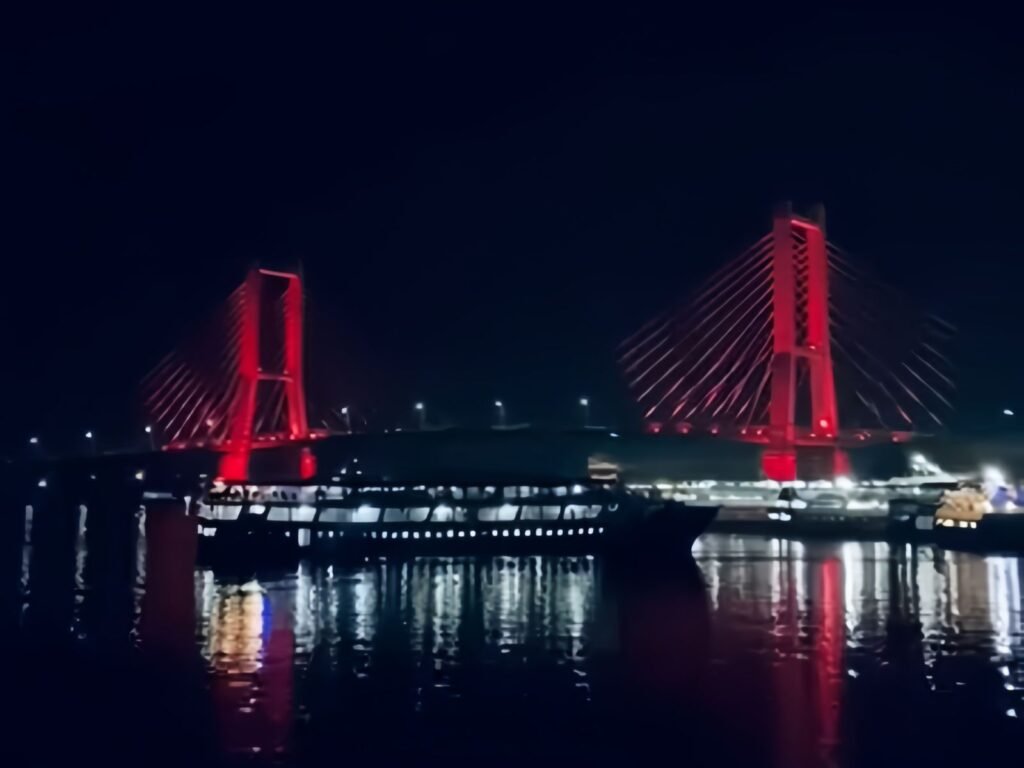 Jembatan Teluk Kendari di Jalan W. R. Supratman, Kecamatan Kendari, Kota Kendari saat malam hari.
