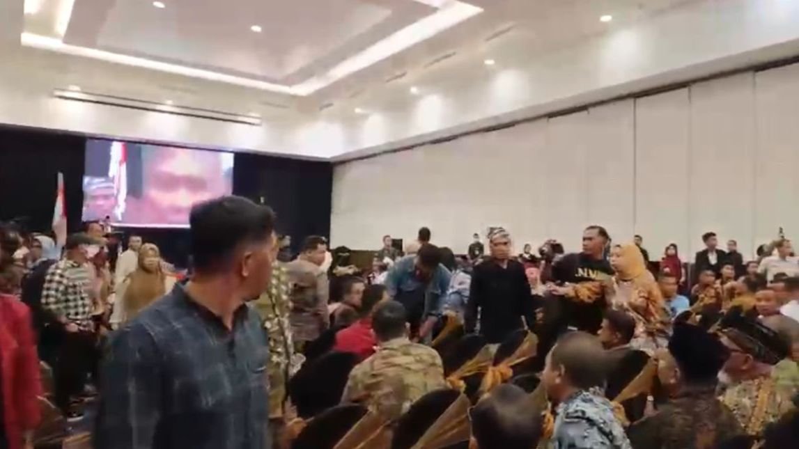 Pelantikan Rektor Unsultra di Kendari Ricuh, Akses Masuk Dikunci Pelantikan Rektor Unsultra di Kendari Ricuh, Akses Masuk Dikunci