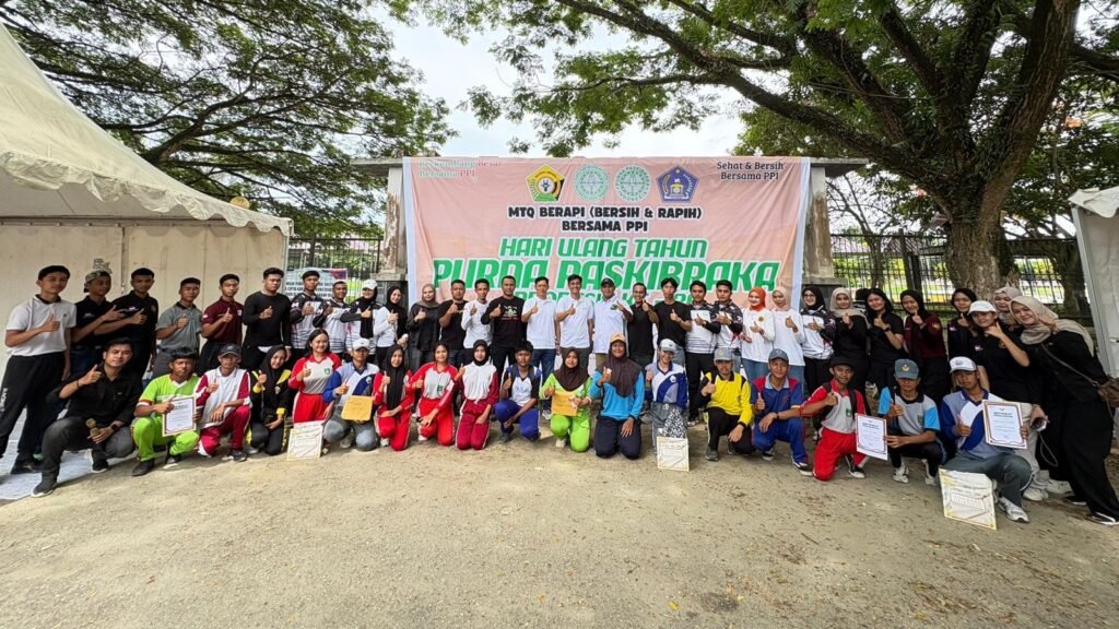 Peserta kegiatan MTQ Berapi (Bersih & Rapih) Bersama PPI dalam rangka memperingati Hari Ulang Tahun ke-36 PPI di kawasan Eks MTQ Kendari.