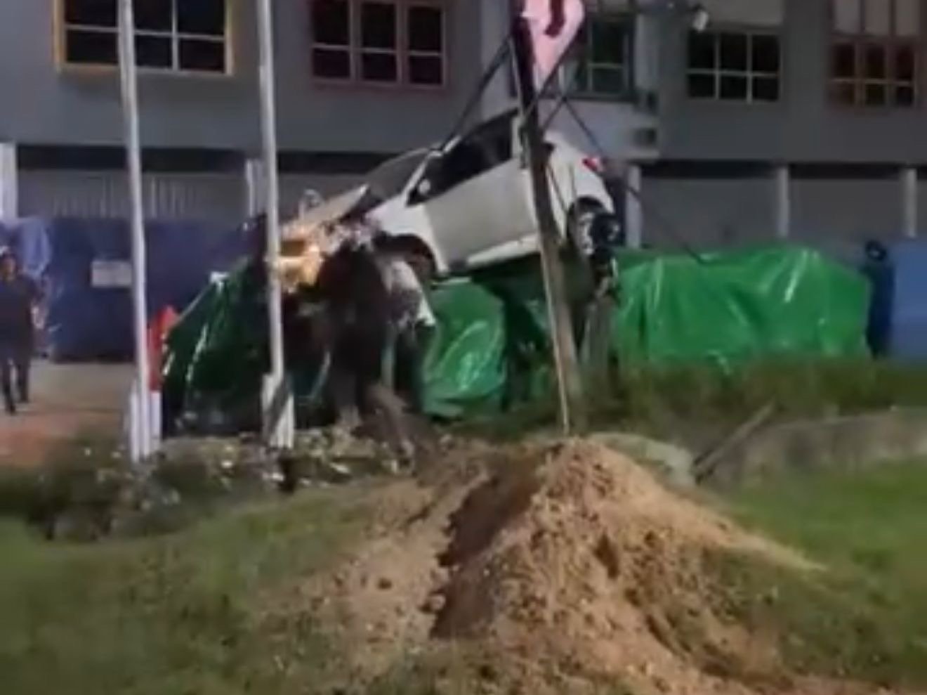 Mengantuk Diduga Jadi Penyebab Pengemudi Mobil di Kendari Kecelakaan, Kerugian Ditaksir Rp30 Juta Mengantuk Diduga Jadi Penyebab Pengemudi Mobil di Kendari Kecelakaan, Kerugian Ditaksir Rp30 Juta