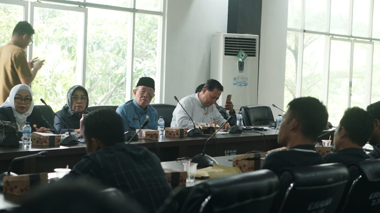 Eks Pekerja PT WIN Tagih Upah Rp1,7 Miliar di DPRD Sultra Eks Pekerja PT WIN Tagih Upah Rp1,7 Miliar di DPRD Sultra