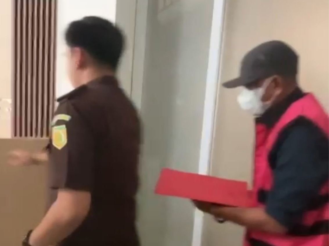 Mantan Sekretaris KPU Konut Resmi Ditahan Jaksa di Kasus Korupsi Dana Hibah Pilkada Mantan Sekretaris KPU Konut Resmi Ditahan Jaksa di Kasus Korupsi Dana Hibah Pilkada