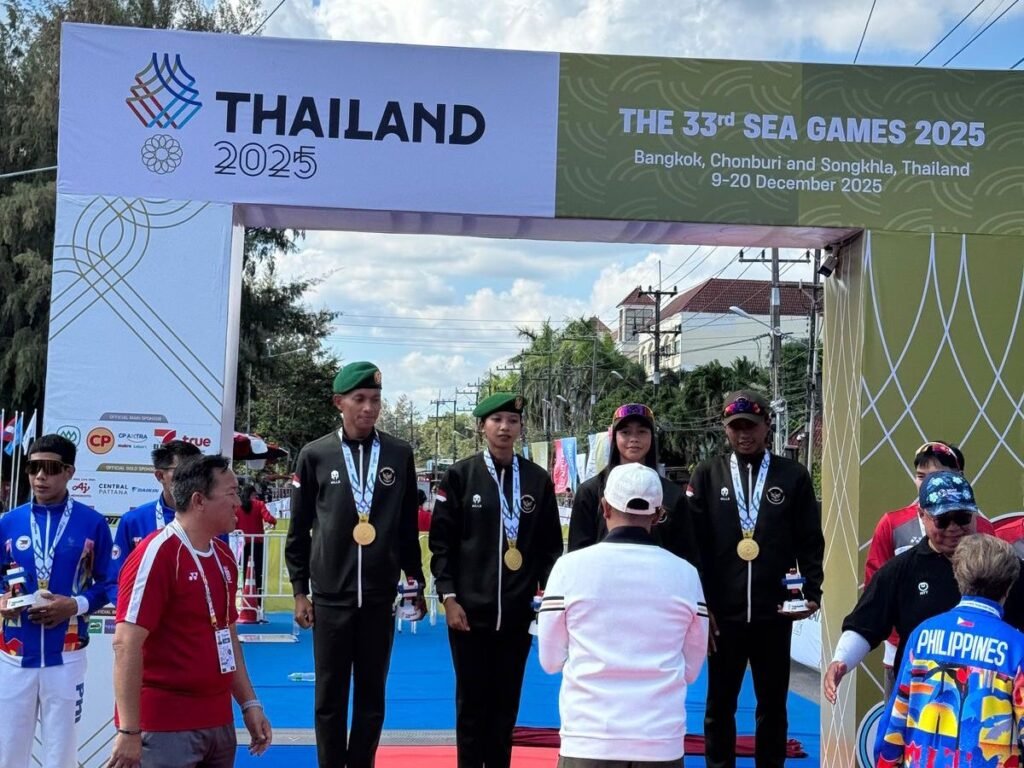 Tim Triathlon Indonesia saat menerima medali di SEA Games Thailand 2025.
