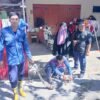 Damkarmat Kendari Evakuasi Biawak yang Masuk dalam Rumah Warga
