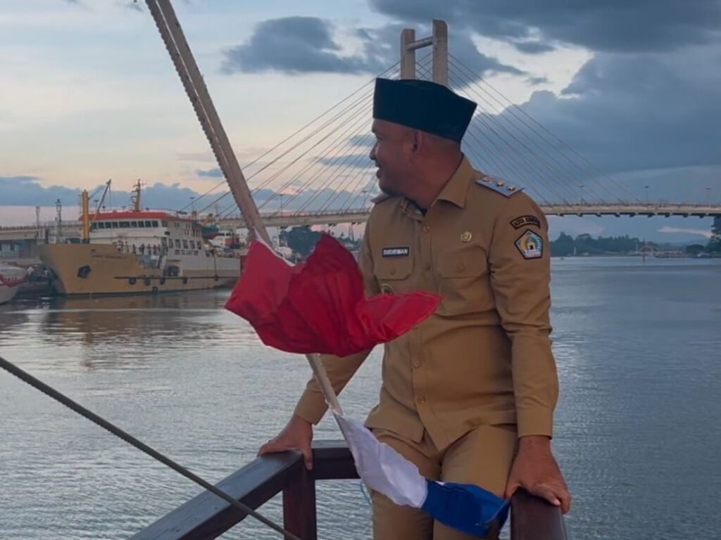 Wakil Wali Kota Kendari, Sudirman saat menikmati senja di atas Kapal Pinisi Kendari Meambo.