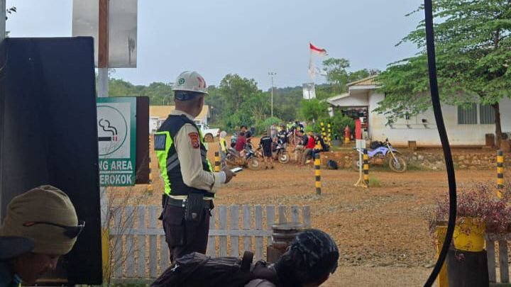 Warga dari Aliansi Masyarakat Routa Bersatu saat menduduki kawasan PT Sulawesi Cahaya Mineral (SCM) di Desa Lalomerui, Kecamatan Routa, Kabupaten Konawe.