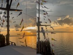 Kapal Pinisi Kendari Meambo Tawarkan Sensasi Wisata Bahari Sambil Menyaksikan Senja