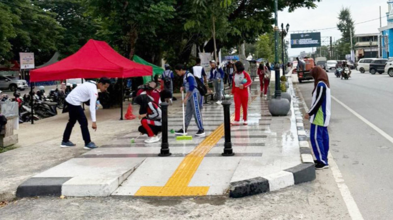 PPI Sultra Inisiasi Kegiatan Clean Up, Libatkan Ratusan Peserta Bersihkan Trotoar Eks MTQ Kendari PPI Sultra Inisiasi Kegiatan Clean Up, Libatkan Ratusan Peserta Bersihkan Trotoar Eks MTQ Kendari