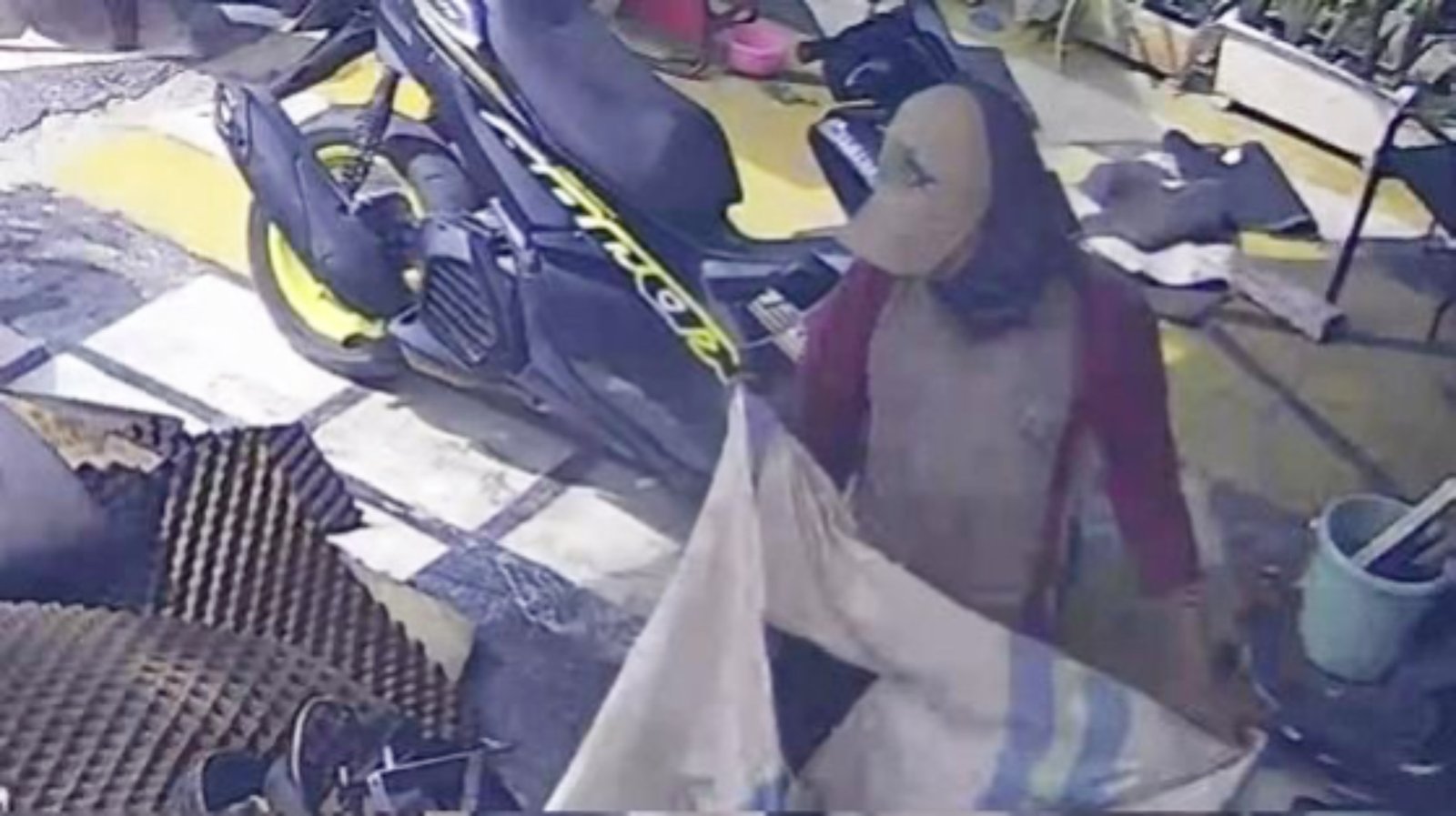 Pemulung Bertopeng Gasak Barang Warga Kendari, Pelaku Terekam CCTV Pemulung Bertopeng Gasak Barang Warga Kendari, Pelaku Terekam CCTV