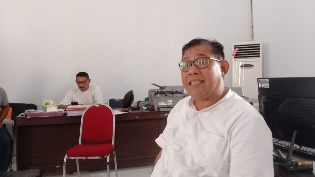 Kepala Dinas Pendidikan dan Kebudayaan (Dikbud) Wakatobi, Sulawesi Tenggara (Sultra), La Aliwangi, saat diwawancarai Kendariinfo.