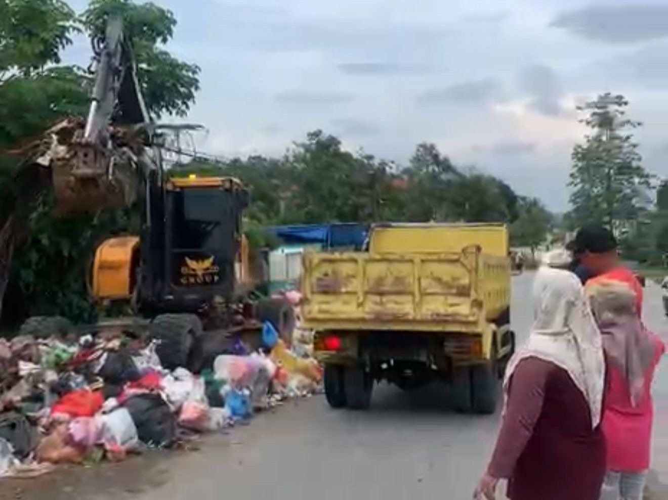 Aksi Sosial Djavino Residence Kendari, Angkut Sampah dengan Alat Berat Aksi Sosial Djavino Residence Kendari, Angkut Sampah dengan Alat Berat