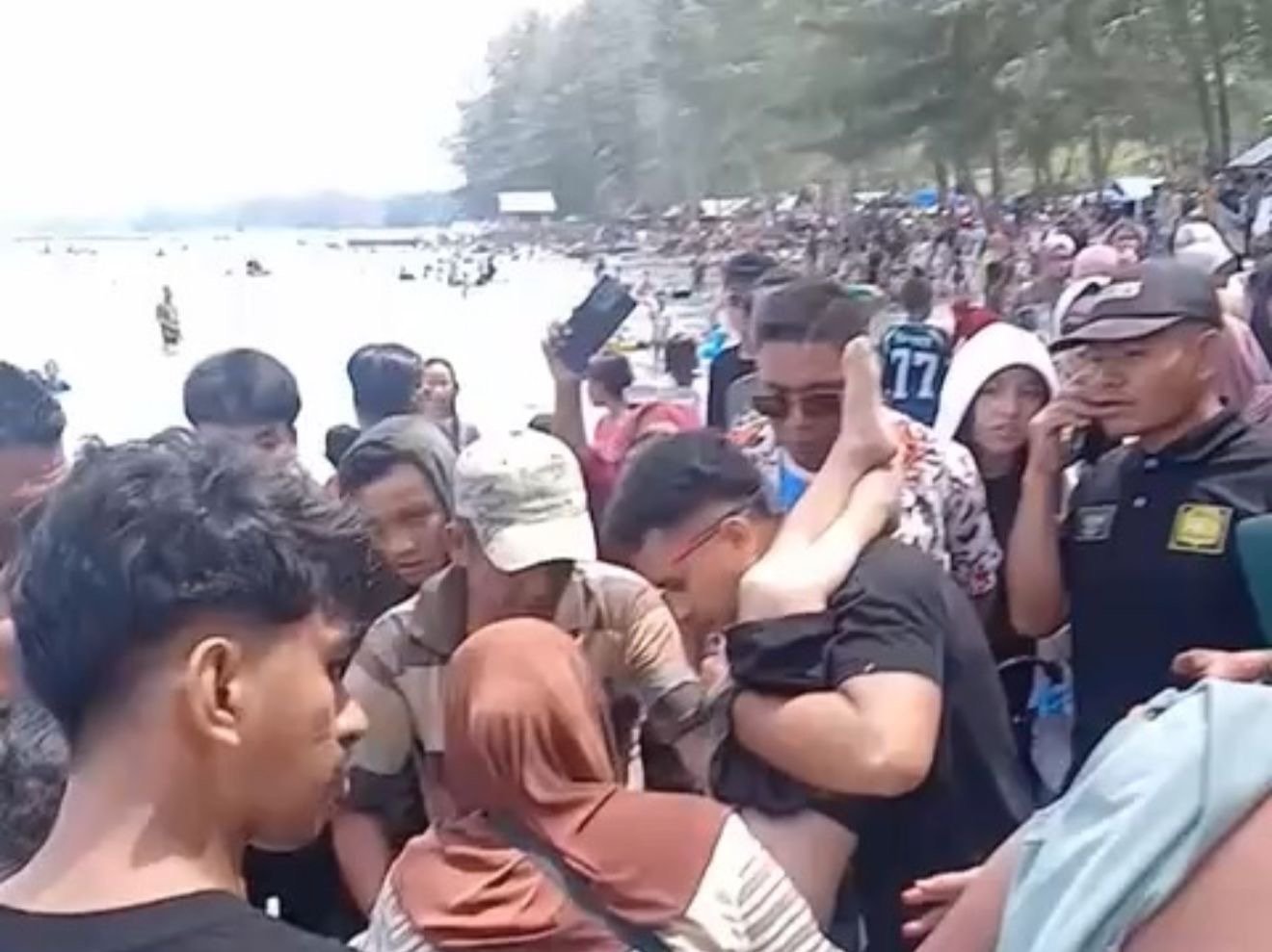 Seorang Bocah Tenggelam di Pantai Wale Konut, Korban Selamat Seorang Bocah Tenggelam di Pantai Wale Konut, Korban Selamat